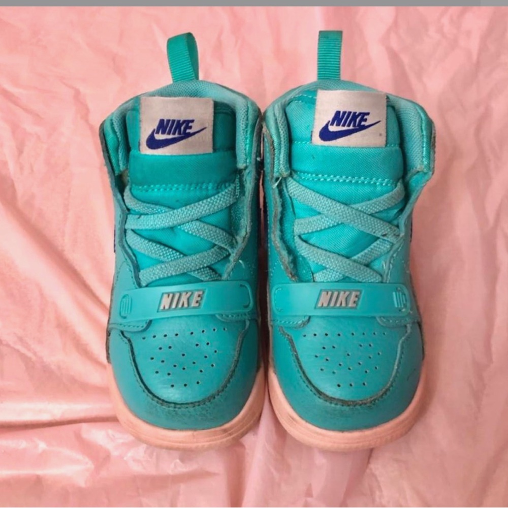 Blue and Pink NIKE high top girls sneaker. Kids shos